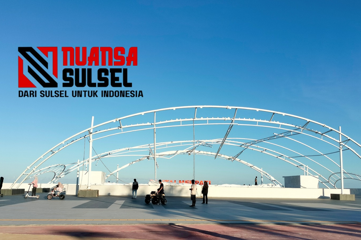 Atap Tribun Pantai Merpati Ambruk